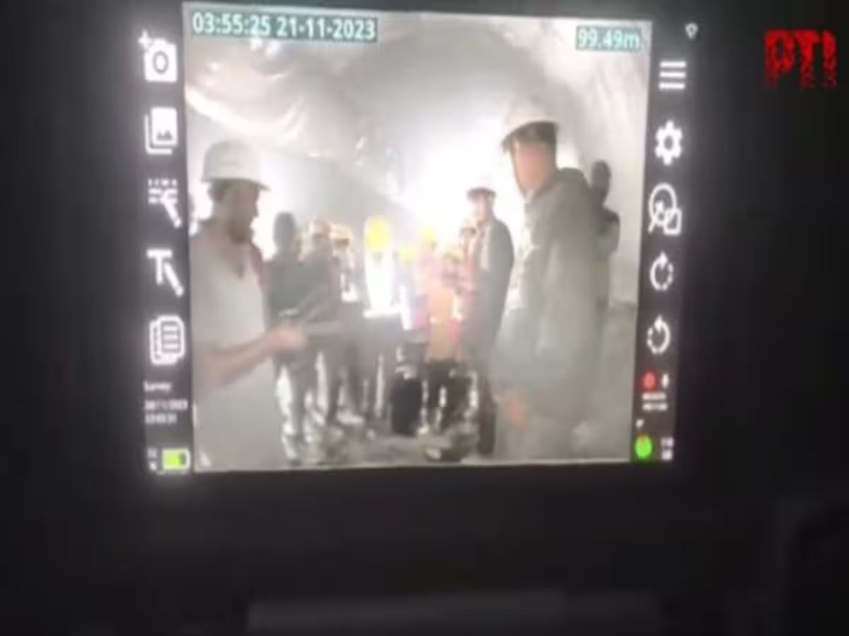 You are currently viewing उत्तरकाशी के सिलक्यारा सुरंग में फंसे 41 मजदूरों का पहली बार सामने आया वीडियो