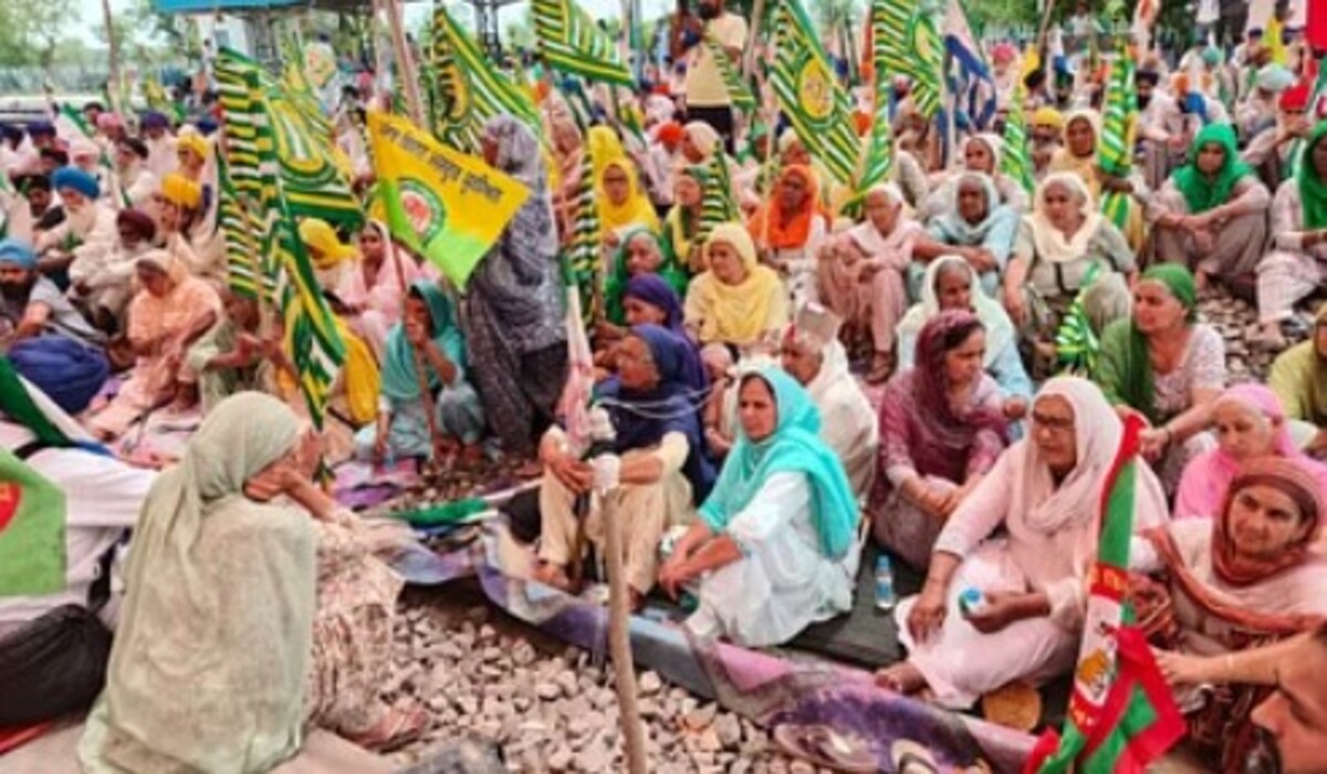 You are currently viewing Kisan Andolan: तीसरे दिन 21 ट्रेनें रद्द, 83 प्रभावित, किसान 22 वीं को महापंचायत आयोजित करेंगे