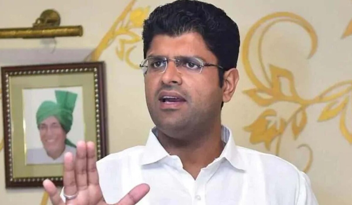 Read more about the article Haryana: पूर्व उप मुख्यमंत्री Dushyant Chautala के खिलाफ किसानों ने नरनौंद में विरोध प्रदर्शन किया