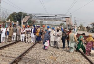Read more about the article किसानों की रेल रोको आंदोलन: हजारों लोग Punjab के शम्भू स्टेशन पहुंचे, Ambala-Ludhiana Railway Section पर रेल रोको आंदोलन का आया आगाज