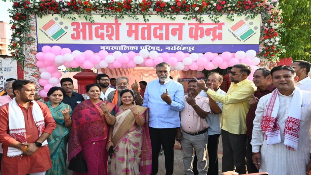 Read more about the article एमपी की 6 सीटों पर वोटिंग जारी, प्रत्याशी समेत इन नेताओं ने किया मतदान