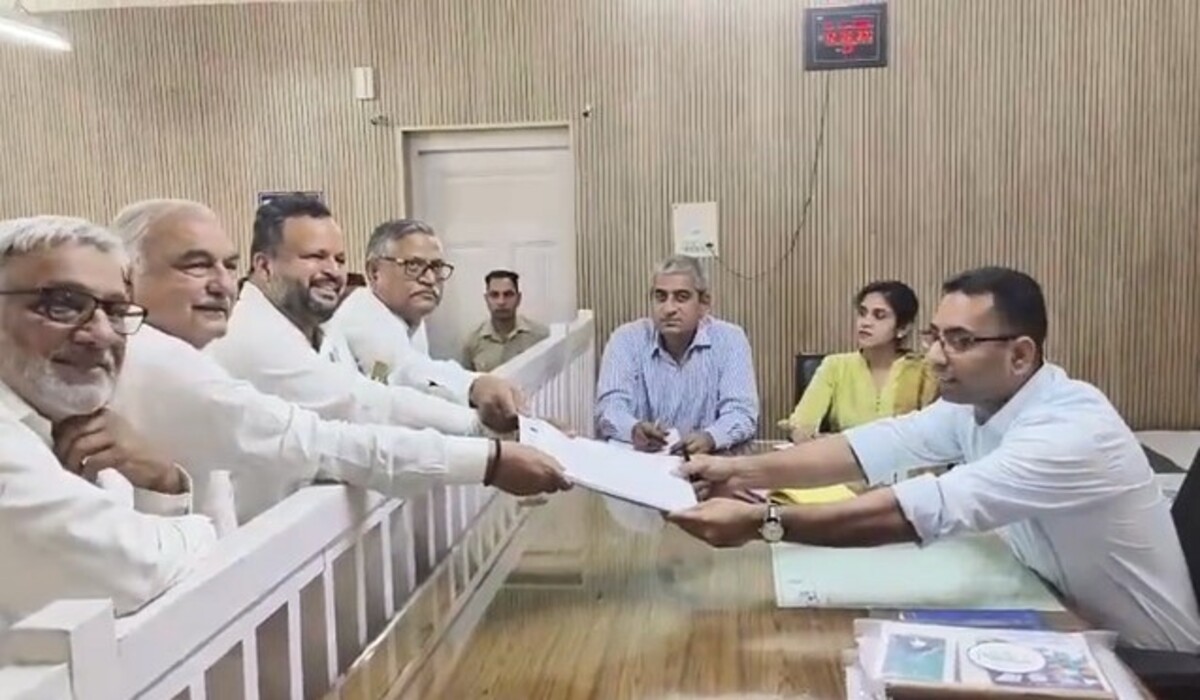 You are currently viewing Ambala: Congress उम्मीदवार वरुण मुल्लाना ने नामांकन दाखिल किया, Hooda ने BJP के 400 प्लस नारे पर निशाना साधा