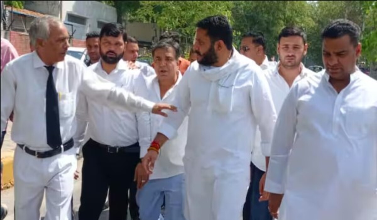 You are currently viewing Lok Sabha Elections: गुरुग्राम कोर्ट से जमानत प्राप्त होने के बाद, Congress उम्मीदवार ने BJP पर हमला किया, कहा – ‘पूर्व मुख्यमंत्री…’