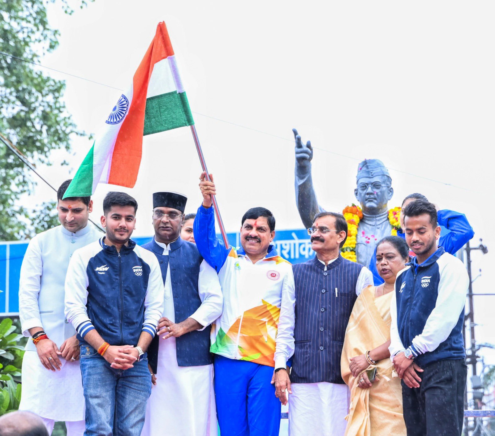 You are currently viewing CM यादव ने की तिरंगा यात्रा की शुरुवात, फेहराया तिरंगा ; यात्रा से पहले CM ने लिया झूले का आनंद …