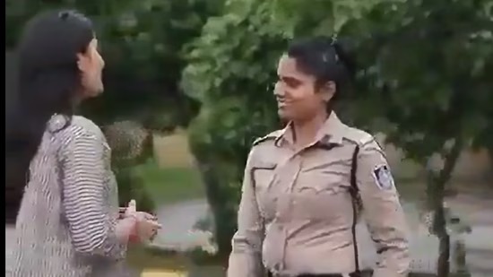 Read more about the article महिला कांस्टेबल का वीडियो हुआ वायरल तो मच गया हड़कंप, एसपी ने लिया ये बड़ा एक्शन !
