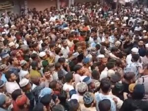 Read more about the article छतरपुर में पुलिस पर भीड़ ने किया पथराव : TI समेत तीन पुलिसकर्मी घायल ; CM की चेतावनी के बाद पुलिस का बड़ा एक्शन …