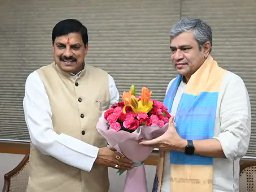 You are currently viewing केंद्रीय रेल मंत्री अश्विनी वैष्णव से मिले मुख्यमंत्री डॉ. मोहन यादव; उज्जैन – दिल्ली के बीच वंदे भारत स्लीपर ट्रेन शुरू करने का किया अनुरोध, नड्‌डा, शाह सहित कई मंत्रियों से भी मिले सीएम