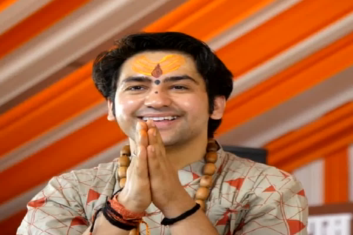 You are currently viewing छतरपुर पथराव मामले पर पंडित धीरेंद्र कृष्ण शास्त्री ने दी अपनी प्रतिक्रिया , बोले – “भारत को भारत ही रहने दीजिए, इसे बांग्लादेश मत बनाइए”