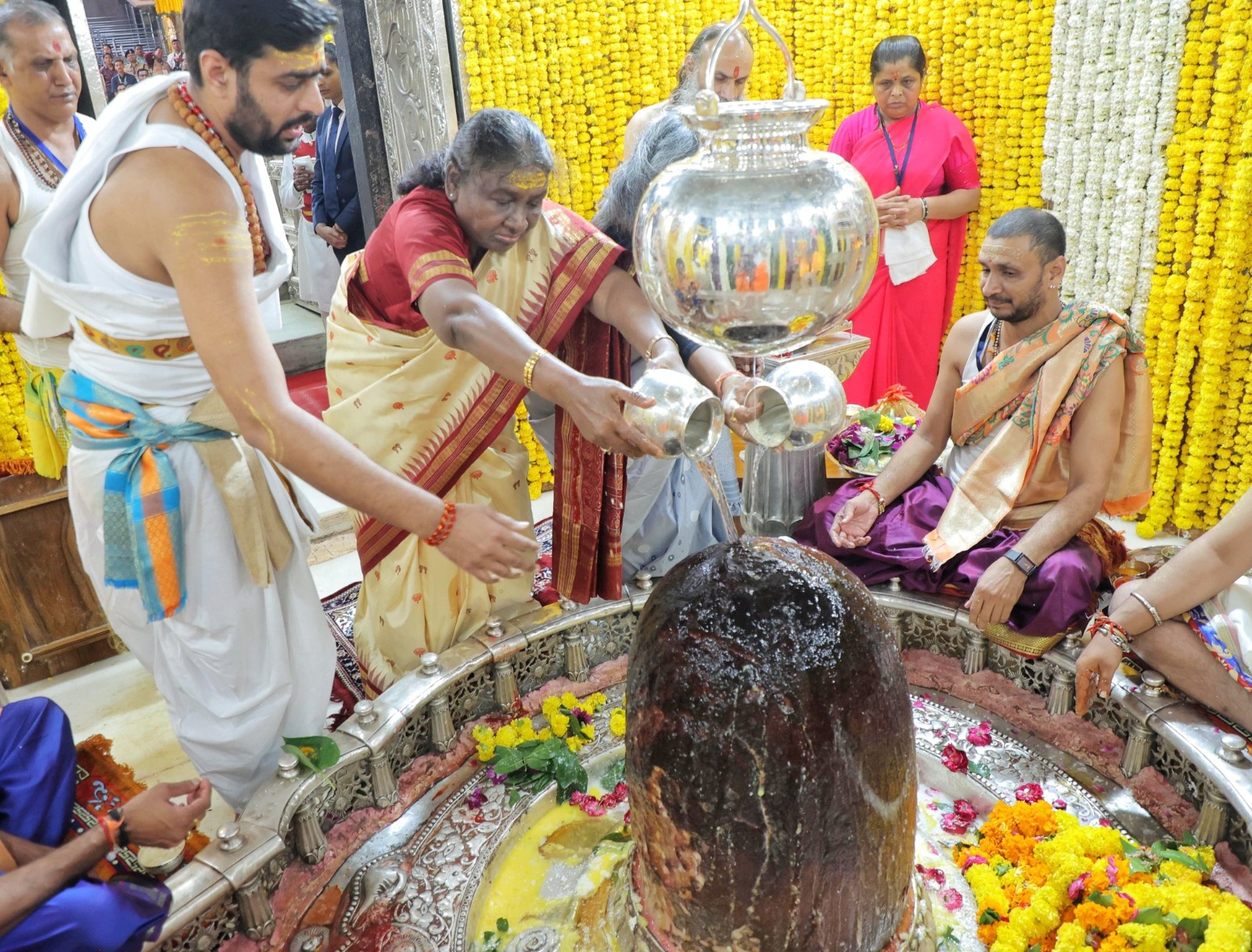 You are currently viewing उज्जैन आई राष्ट्रपति द्रौपदी मुर्मू: इंदौर–उज्जैन सिक्स लेन का किया वर्चुअल भूमि पूजन, स्वच्छता मित्रों का किया सम्मान; बाबा महाकाल के किए दर्शन