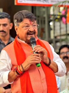 Read more about the article मंत्री कैलाश विजयवर्गीय का बड़ा बयान: बोले – “मेरे हाथ लग गए तो उल्टा लटका कर शहर में घुमाऊंगा”, वीडियो हो रहा वायरल