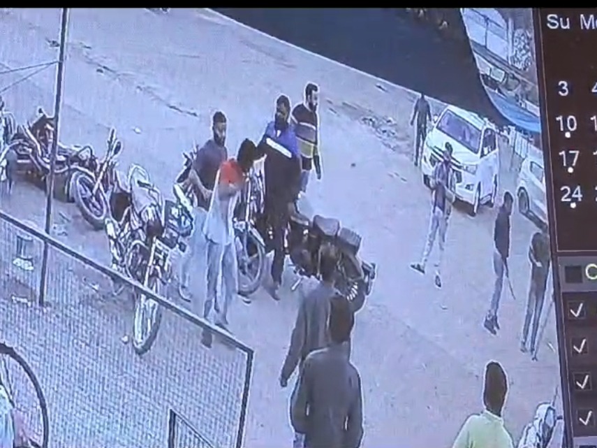 You are currently viewing उमरिया में युवा कांग्रेस जिलाध्यक्ष और मैकेनिकों के बीच विवाद, चले लाठी-डंडे; सीसीटीवी में कैद हुई घटना