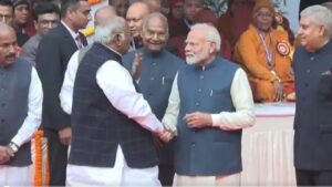 Read more about the article जब मिले पीएम मोदी और मल्लिकार्जुन खरगे तो लगे खूब ठहाके! सियासी टकराव के बीच भारतीय राजनीति की इस खूबसूरत तस्वीर ने जीता सबका दिल…