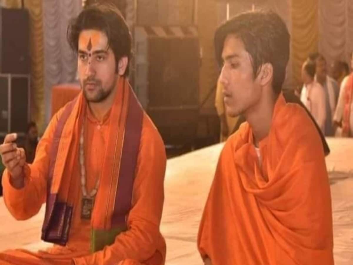 You are currently viewing धीरेंद्र शास्त्री और भाई शालिग्राम गर्ग में खटपट ? शालिग्राम गर्ग ने पहले रिश्ते तोड़ने की घोषणा की, फिर कहा- मेरी बात को गलत तरीके से पेश किया गया …