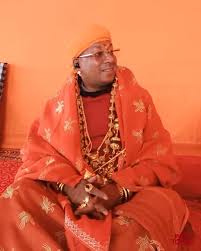 Read more about the article साधना या शो-ऑफ? महाकुंभ में छाए गोल्डन बाबा: रोजाना पहनते हैं लगभग 4 किलो सोने के आभूषण, बाबा के मोबाइल पर भी सोने का कवर