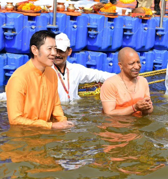 Read more about the article मुख्यमंत्री योगी संग भूटान नरेश ने संगम में लगाई आस्था की डुबकी, गंगा पूजन के बाद अक्षयवट धाम और लेटे हनुमान मंदिर के किए दर्शन; कल प्रधानमंत्री मोदी का होगा महाकुंभ में आगमन