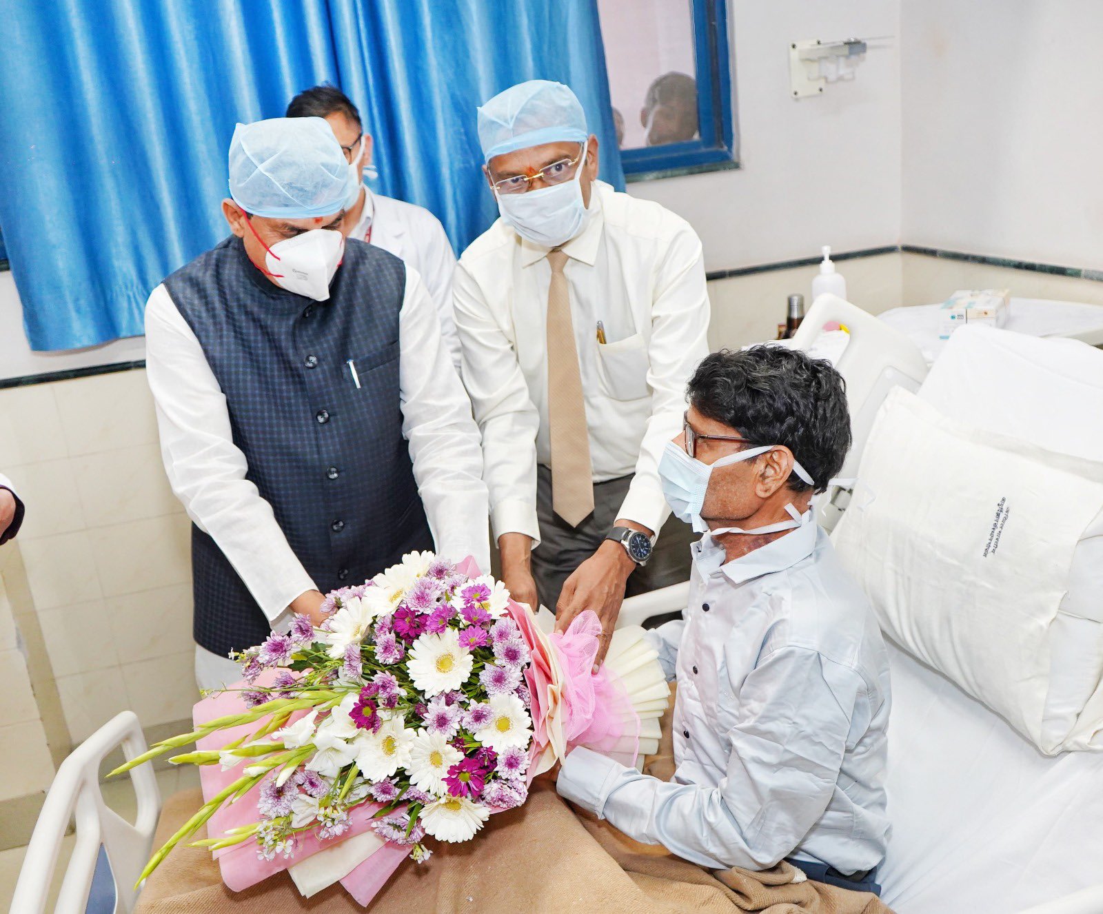 Read more about the article अंगदान करने वालों को मिलेगा ‘राजकीय सम्मान’ – मुख्यमंत्री मोहन यादव का बड़ा ऐलान! भोपाल AIIMS में मुख्यमंत्री ने पहली हार्ट ट्रांसप्लांट सर्जरी के मरीज से की मुलाकात, डॉक्टरों को दी बधाई