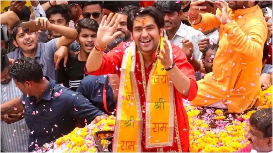 Read more about the article महाकुंभ भगदड़ पर धीरेंद्र शास्त्री का “मोक्ष” बयान बना सियासी ड्रामा, बागेश्वर बाबा ने दी सफाई: बोले – “बयान को तोड़ा-मरोड़ा गया”, कहा VIP कल्चर बंद करें; ‘महाकुंभ राजनीति का नहीं, भरोसे का अड्डा’