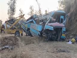 Read more about the article मौत की घाटी बनी सापुतारा! गुजरात में MP के श्रद्धालुओं से भरी बस गहरी खाई में गिरी, 5 की मौत, 35 घायल!