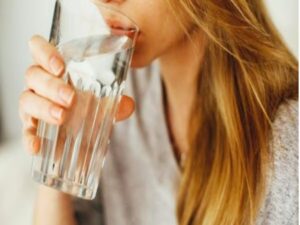 Read more about the article Water Toxicity: अधिक पानी पीने से हो सकते हैं ये खतरनाक प्रभाव! जानें कैसे रखें अपनी सेहत का ध्यान …