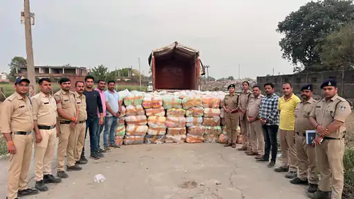 You are currently viewing मुरैना में नशे के खिलाफ सबसे बड़ी कार्रवाई, 6.35 करोड़ का 30 क्विंटल गांजा जब्त: फिल्मी अंदाज में पुलिस की घेराबंदी, पशु आहार की आड़ में हो रही थी तस्करी!