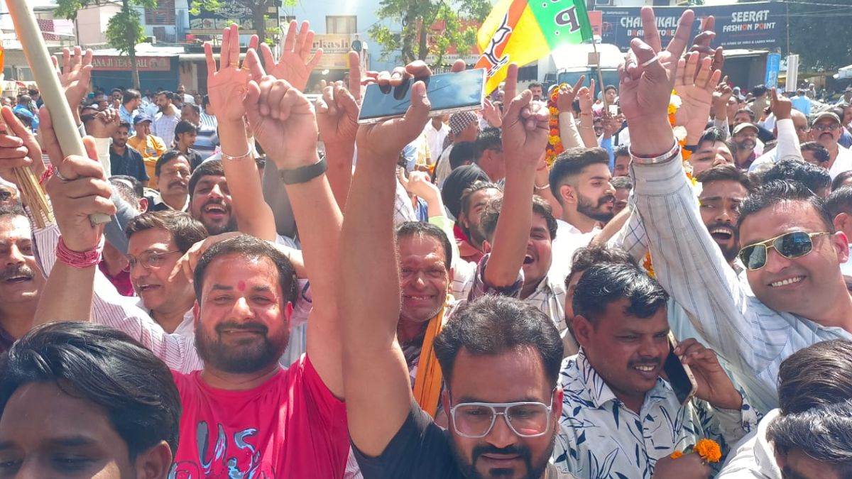 Read more about the article भाजपा की आंधी में कांग्रेस गायब! हरियाणा निकाय चुनाव में भाजपा की धमाकेदार जीत, 10 में से 9 नगर निगमों पर कब्जा; 7 में महिला मेयर विजयी