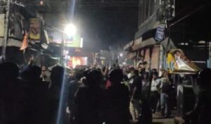 Read more about the article महू में चैंपियंस ट्रॉफी की जीत का जश्न बना दहशत, हिंसा और आगजनी से दहला शहर; पुलिस ने लाठीचार्ज कर हालात किए काबू