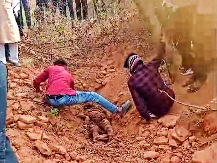 You are currently viewing दतिया में दोस्ती की आड़ में विश्वासघात: पार्टी के बहाने बुलाकर कर दी युवक की हत्या, खंडहर में दफनाया शव; हत्या के बाद फरार आरोपी परिवार, पुलिस कर रही तलाश