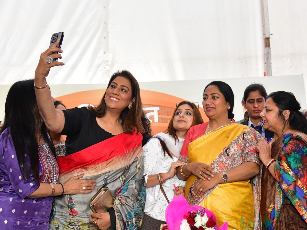 Read more about the article दिल्ली में महिलाओं के लिए बड़ी सौगात: कल होगा “महिला समृद्धि योजना” का ऐतिहासिक शुभारंभ, 20 लाख महिलाओं को मिलेगा सीधा लाभ; दिल्ली के जवाहरलाल नेहरू स्टेडियम में होगा भव्य कार्यक्रम