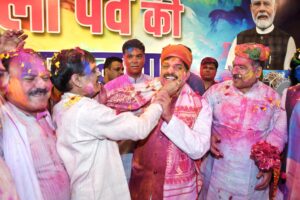 Read more about the article मध्यप्रदेश में होली का उल्लास चरम पर, सीएम डॉ. मोहन यादव ने गाया ‘होली रे रसिया’: सीएम हाउस में हुई रंगों की बौछार, बच्चों ने दी ब्रज होली की प्रस्तुति