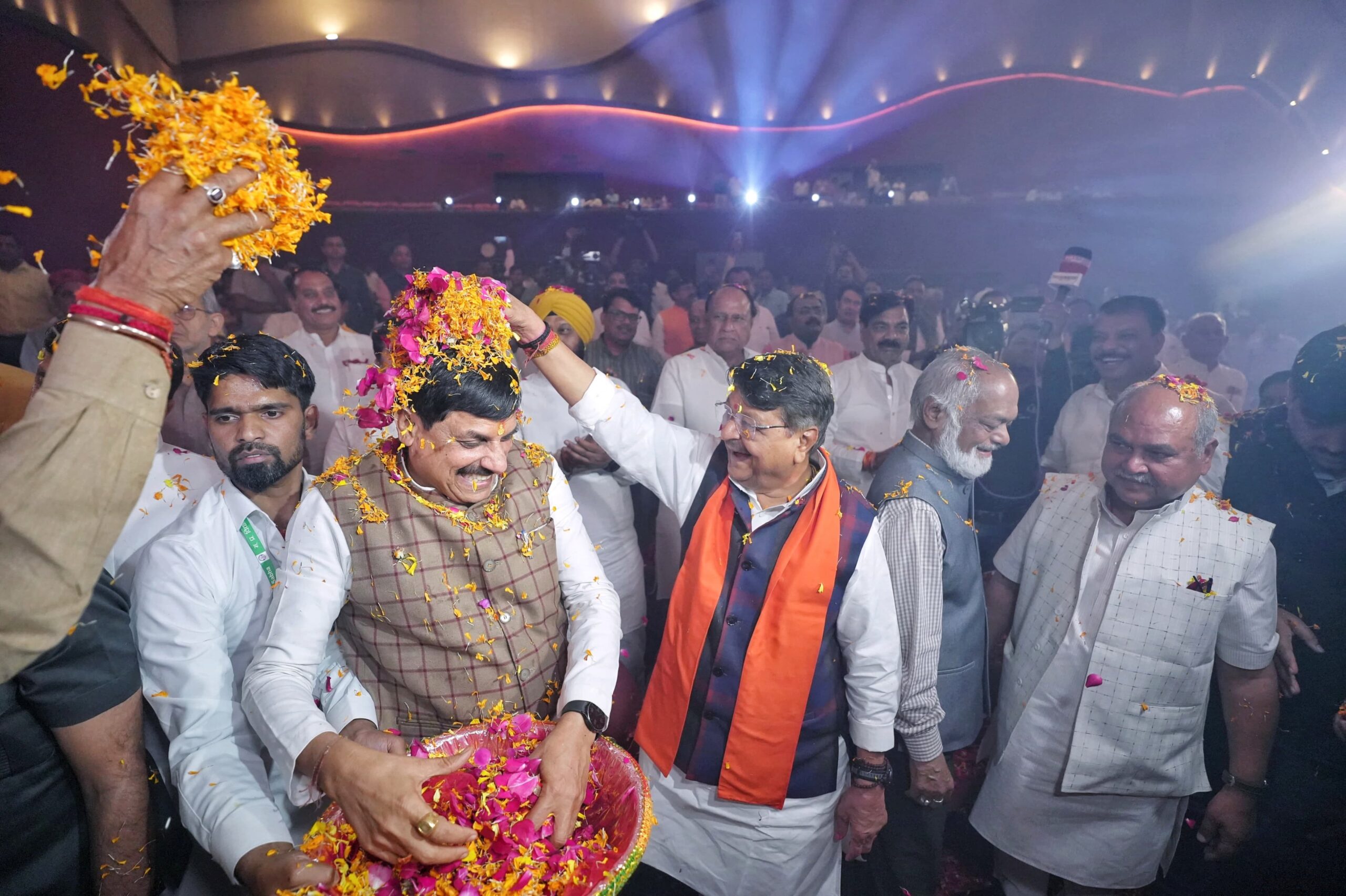 Read more about the article MP विधानसभा में फाग महोत्सव, CM मोहन यादव, मंत्री और विपक्षी नेता एक साथ थिरके: मंत्री कैलाश ने गाए गीत, CM ने जमाया रंग