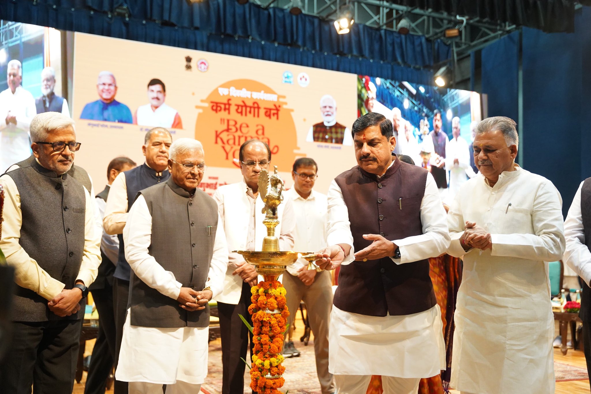 Read more about the article राजभवन में ‘कर्मयोगी बने’ कार्यशाला का शुभारंभ, CM ने सहभागिता कर अपने विचार किए साझा; राज्यपाल मंगुभाई पटेल बोले – कर्मयोगी भाव, भावनाओं के साथ प्रतिबद्ध प्रयास समय की जरूरत