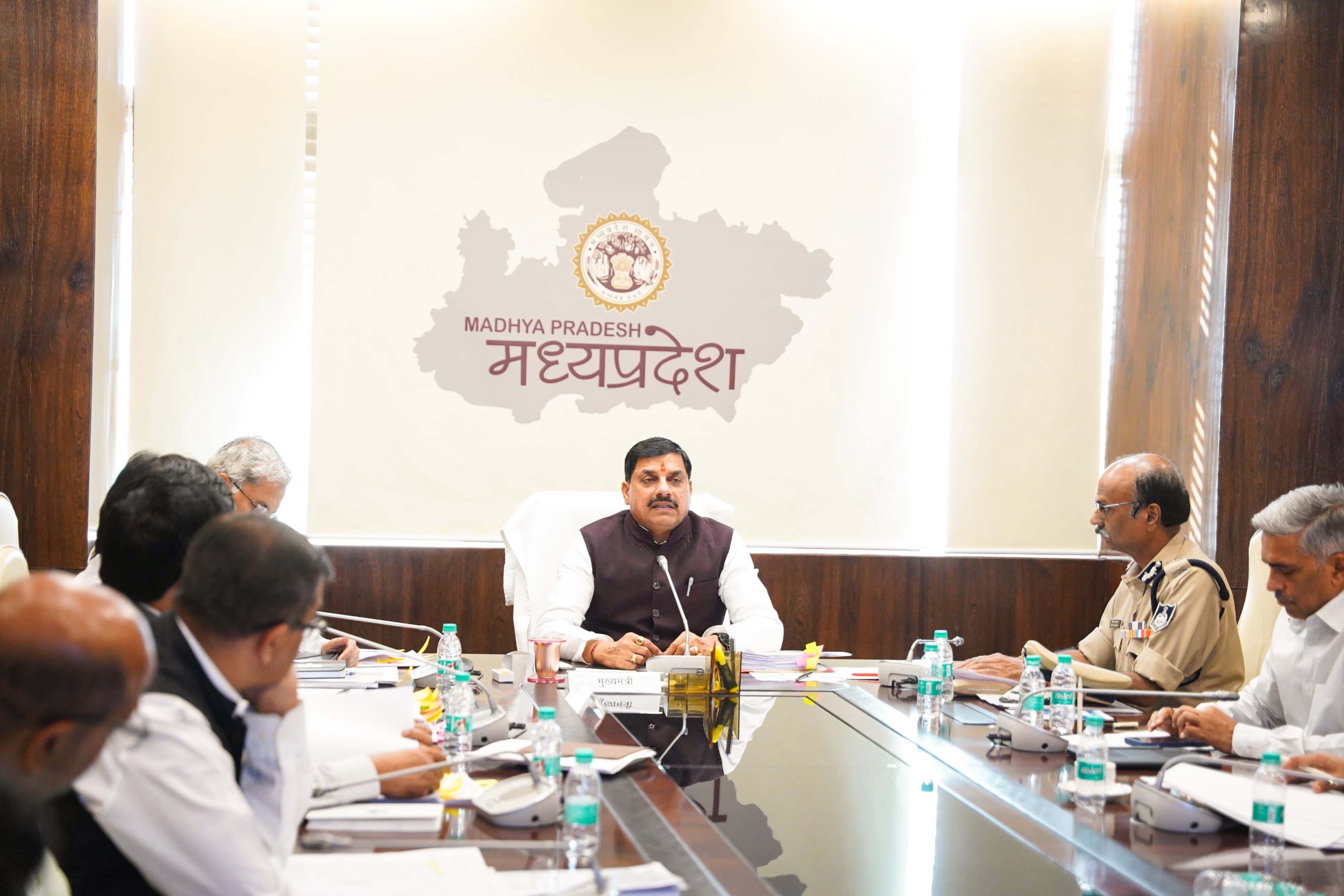 You are currently viewing CM मोहन यादव का बड़ा एक्शन: मीटिंग में 4 अफसर सस्पेंड, FIR न करने पर TI और SDOP को नोटिस!