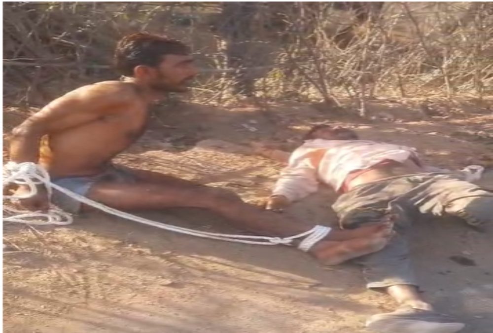 You are currently viewing खजुराहो में दिल दहला देने वाली घटना: मानसिक रूप से विक्षिप्त बेटे ने मंदिर की गदा से पिता की निर्मम हत्या की, वीडियो हो रहा वायरल; पुश्तैनी जमीन को लेकर उपजा था विवाद