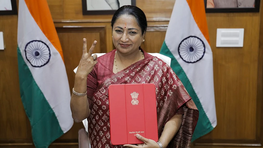 Read more about the article मुख्यमंत्री रेखा गुप्ता ने पेश किया दिल्ली का ऐतिहासिक 1 लाख करोड़ का बजट: महिलाओं को 2500 रु. महीना, आयुष्मान योजना में 10 लाख तक मिलेगा मुफ्त इलाज; CM बोली – ‘AAP ने शीश महल बनाया, हम गरीबों के लिए घर बनाएंगे’