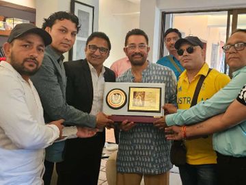 Read more about the article आमिर खान ने झुककर छुए अपने गुरु कृपाशंकर पटेल के पैर: आमिर खान के घर पहुंचे 80 स्टार पहलवान, रेलवे कुश्ती दल ने ‘दंगल’ अभिनेता को किया सम्मानित; आमिर ने कृपाशंकर को बताया अपनी एनर्जी का स्रोत