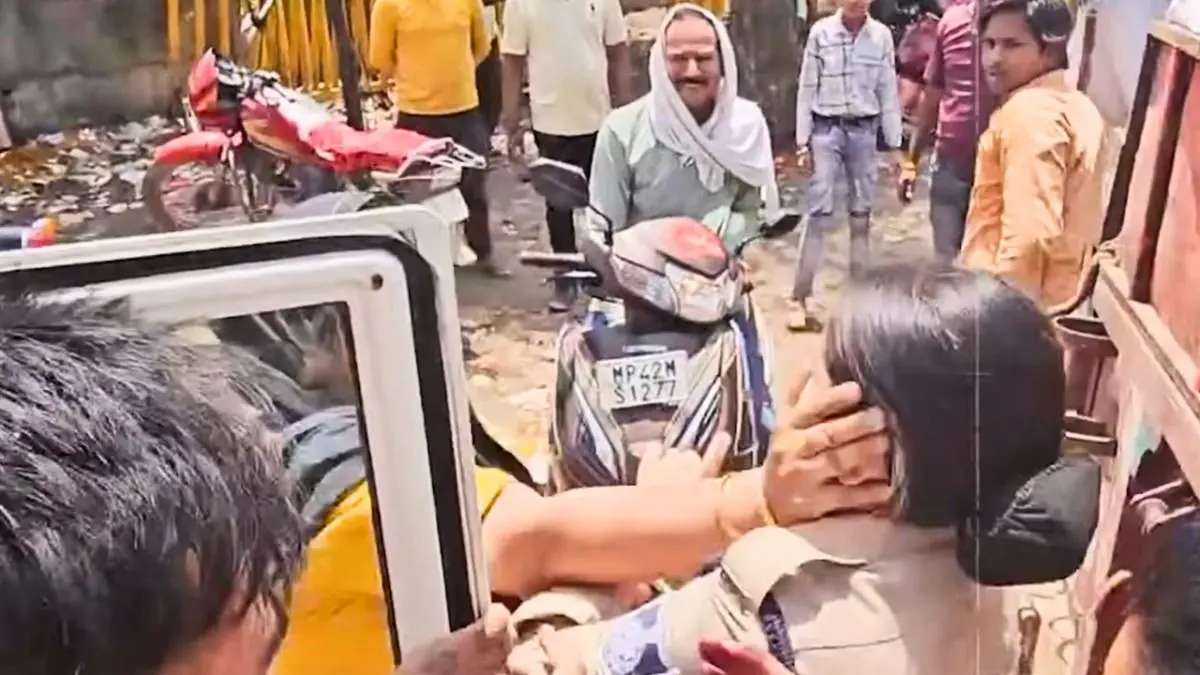 Read more about the article शाजापुर मंदिर परिसर में अतिक्रमण हटाने के दौरान युवती ने महिला पुलिसकर्मी को जड़ा थप्पड़, सोशल मीडिया पर वीडियो वायरल