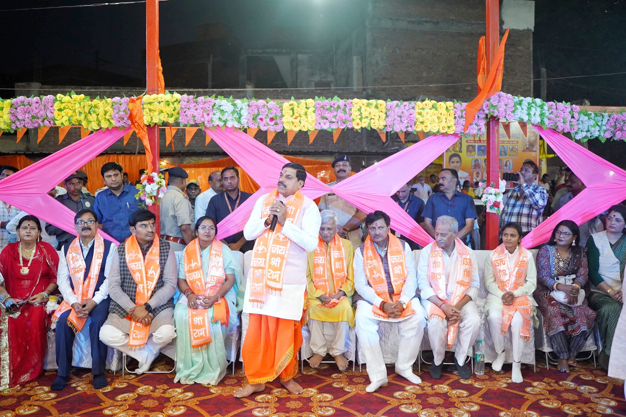 You are currently viewing रामनवमी पर्व और चित्रकूट गौरव दिवस कार्यक्रम में शामिल हुए मुख्यमंत्री डॉ. मोहन यादव, भरत घाट में किया दीपदान; भगवान कामतानाथ के किये दर्शन