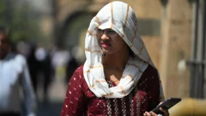 Read more about the article गर्मियों में स्किन टैनिंग से बचें: सूरज की तेज़ किरणों से बचने के लिए 5 आसान और प्रभावी उपाय!