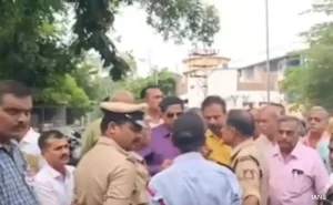 Read more about the article CET परीक्षा में छात्रों से उतरवाया गया जनेऊ, दो केंद्रों पर हुआ धर्म और शिक्षा का टकराव; बीदर में कॉलेज के प्रिंसिपल और स्टाफ मेंबर तत्काल प्रभाव से सस्पेंड