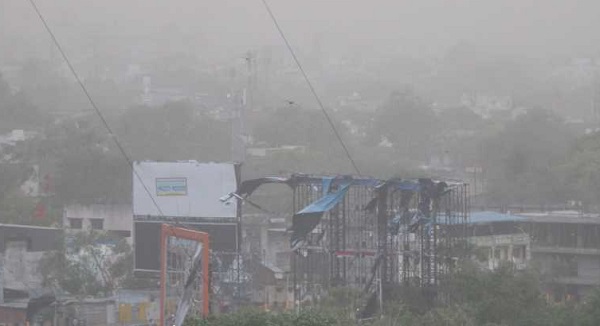 Read more about the article मध्यप्रदेश में मौसम का कहर,  3 साइक्लोनिक सर्कुलेशन एक्टिव: आंधी, बारिश, ओले और भीषण गर्मी ने मचाई तबाही, कई जिलों में अलर्ट जारी