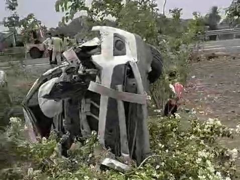 You are currently viewing गुजरात जा रही बिहार STF की गाड़ी रतलाम में हुई हादसे का शिकार, एक्सप्रेसवे पर पलटी स्कॉर्पियो: दो जवानों की मौके पर दर्दनाक मौत, चार घायल!