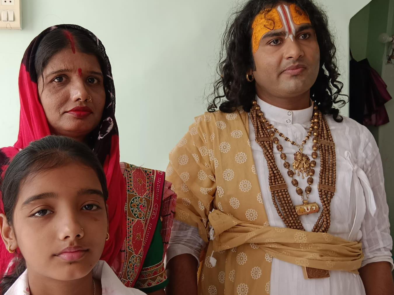 Read more about the article ग्राम रिमझा में अनिरुद्धाचार्य महाराज ने दान की 4 एकड़ ज़मीन: कथा में बोले- POK पर कब्ज़ा हो, गाय को मिले ‘राज्य माता’ का दर्जा; कर्नल सोफिया की बहादुरी को अनिरुद्धाचार्य महाराज ने किया नमन