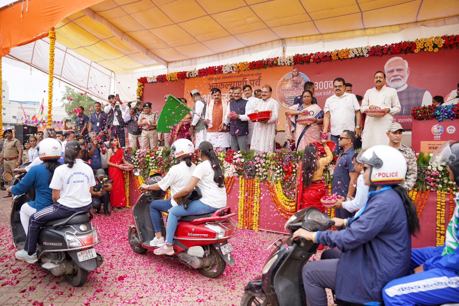 Read more about the article प्रधानमंत्री के आगमन से पहले भोपाल में महिला शक्ति का प्रदर्शन: ‘अहिल्या वाहिनी’ महिला बाइक रैली से नारी शक्ति ने भरी हुंकार, सीएम ने दिखाई हरी झंडी!