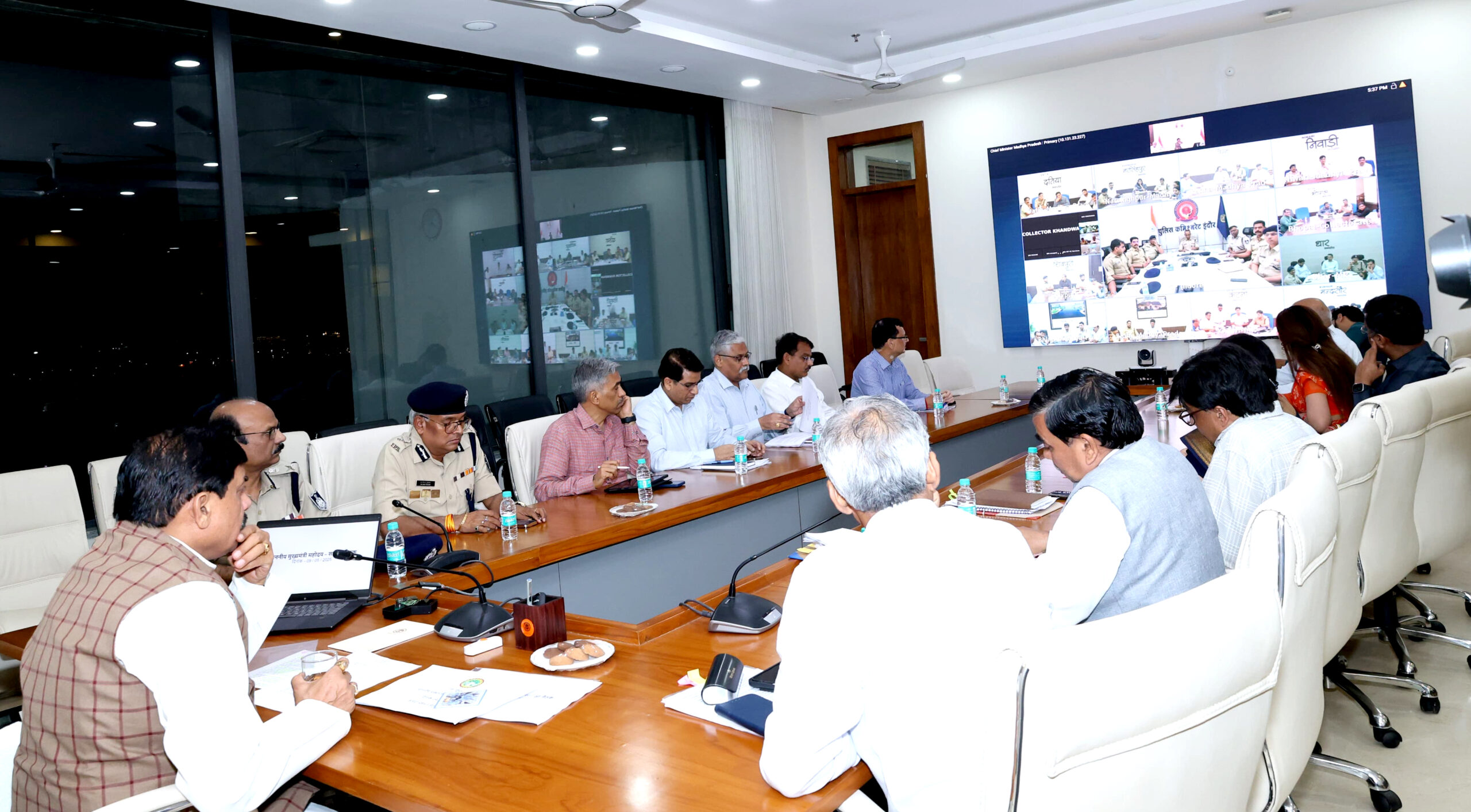 Read more about the article प्रदेश में हाई अलर्ट: मुख्यमंत्री डॉ. मोहन यादव ने ली एक के बाद एक दो उच्चस्तरीय बैठकें, कहा –  मैदान में दिखें अफसर; हर जिले में तैयार रहेंगे कंट्रोल रूम,  अफवाह फैलाने वालों पर चलेगा कानून का डंडा