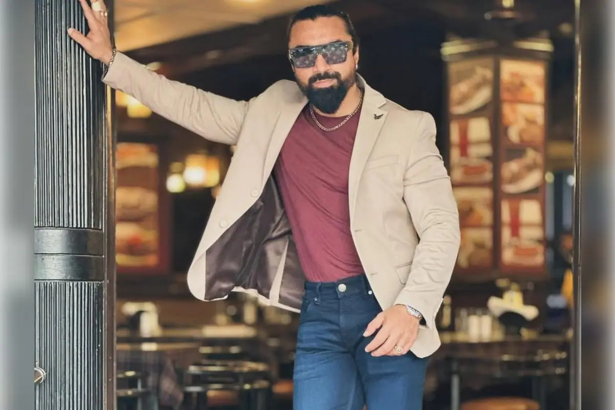 Read more about the article एक्टर एजाज खान पर दुष्कर्म और अश्लीलता के गंभीर आरोप: अदालत से नहीं मिली राहत, NCW और पुलिस दोनों एक्शन में