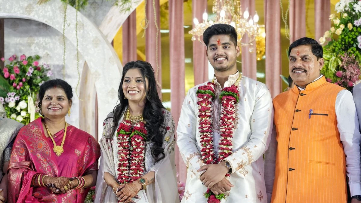 You are currently viewing मुख्यमंत्री मोहन यादव के बेटे डॉ. अभिमन्यु की सगाई, खरगोन की डॉ. इशिता बनीं बहू: CM House में सादे समारोह में संपन्न हुई रिंग सेरेमनी, दोनों मेडिकल क्षेत्र से जुड़े हैं!