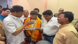 Read more about the article “अमिताभ की कॉलर ट्यून से इमरजेंसी कॉल में देरी!” – मोबाइल कॉलर ट्यून पर पूर्व विधायक ने की शिकायत, सिंधिया बोले: मैं भी परेशान हूं!