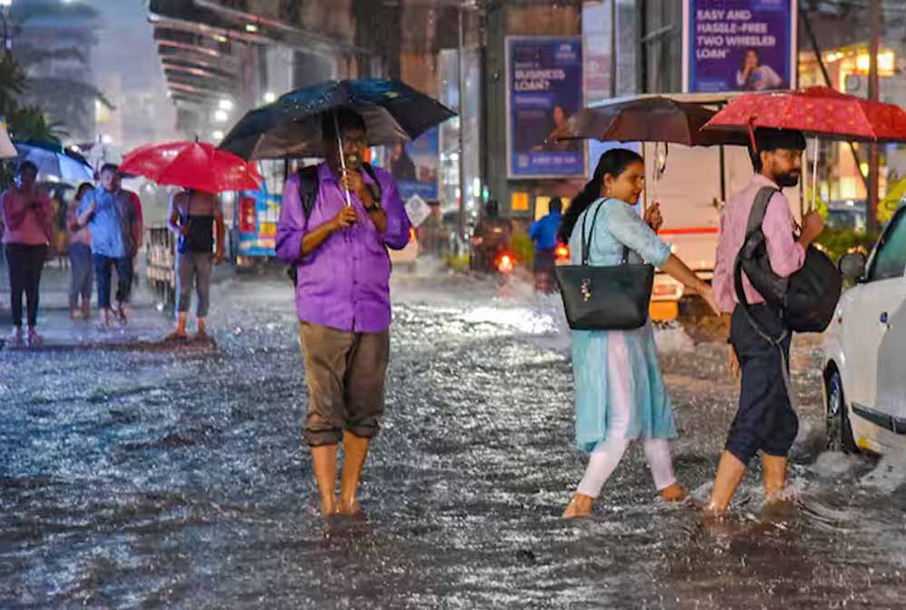 You are currently viewing मध्यप्रदेश में 39 दिनों से थम नहीं रही आंधी-बारिश: अब 60 किमी प्रति घंटे की रफ्तार से आंधी का अलर्ट, मौसम ने मचाई सनसनी!