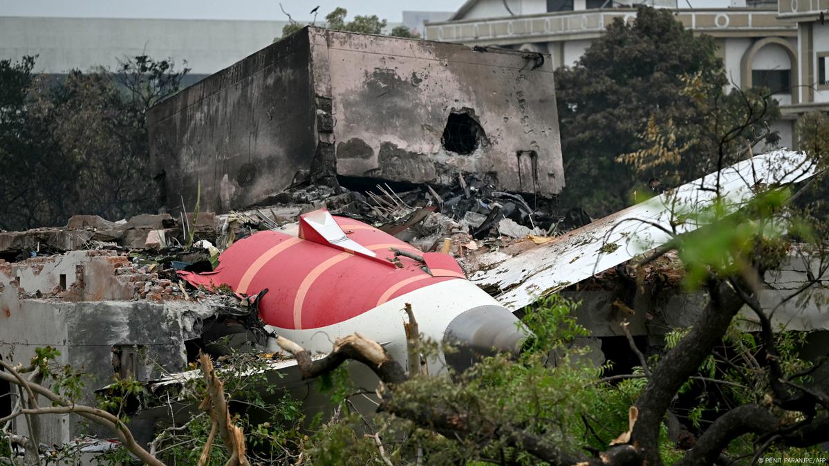 You are currently viewing Air India हादसे में 270 मौतें, अब मुआवज़ा रोकने के आरोप! एअर इंडिया पर 1,050 करोड़ बचाने की साजिश का आरोप, पीड़ितों से मांगी संवेदनशील जानकारी; ब्रिटिश फर्म ने लगाए गंभीर आरोप!