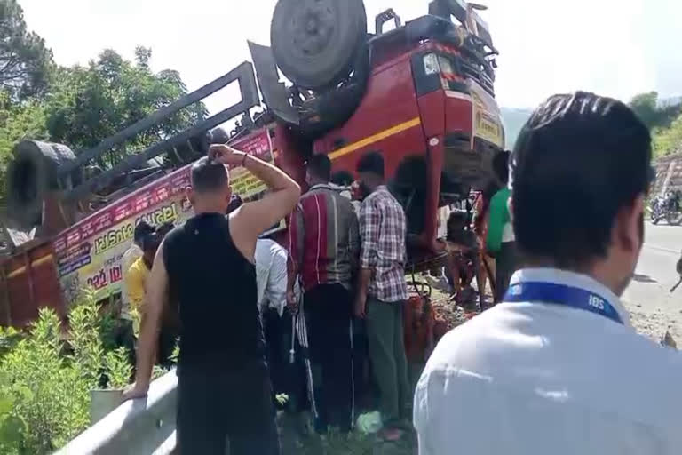 You are currently viewing उत्तराखंड में भीषण हादसा: गंगोत्री जा रहे कांवड़ियों का ट्रक पलटा, 3 की मौत, 14 घायल!